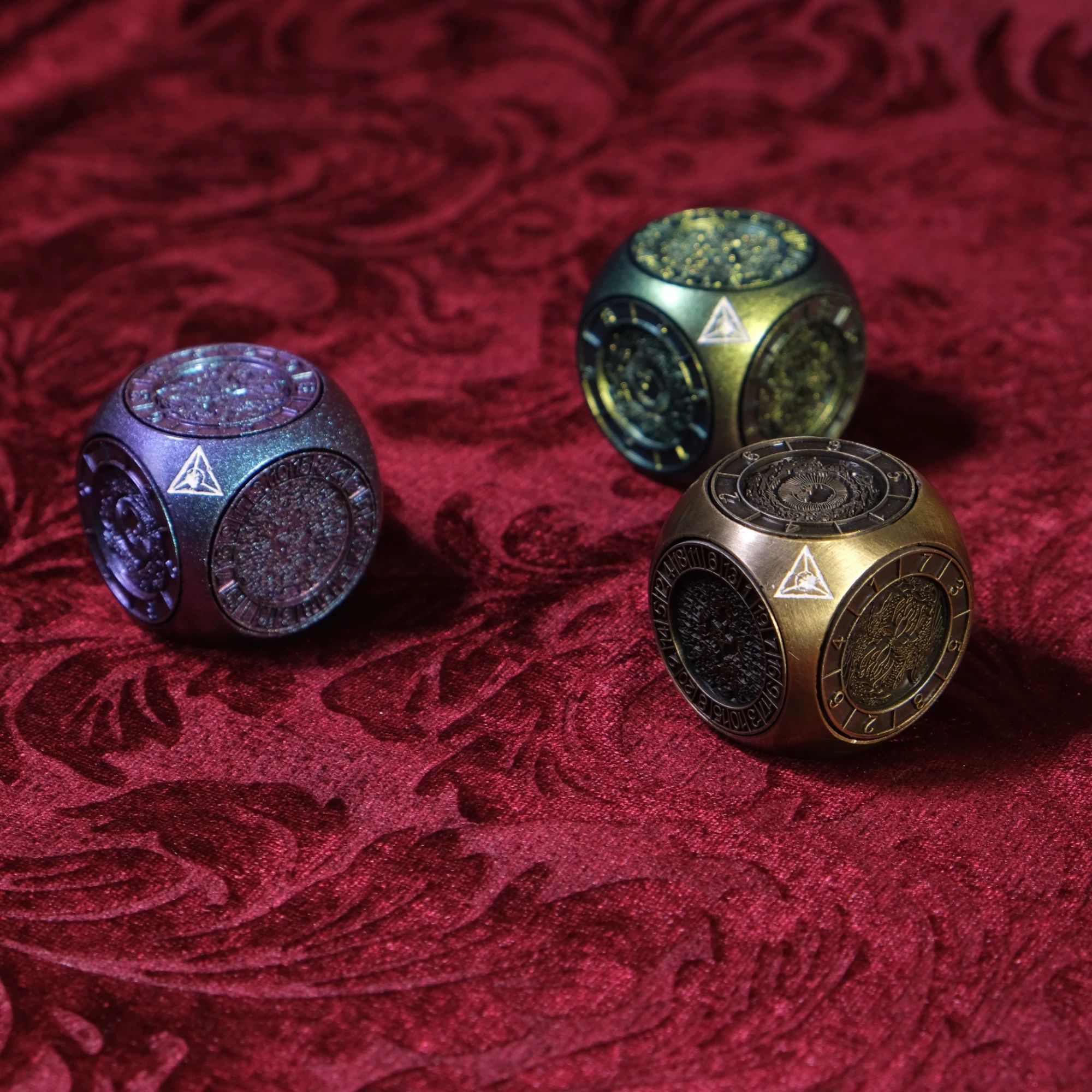 Conjunto de dados de metal com - Vintage Collectible Board Games avaliação e preço
