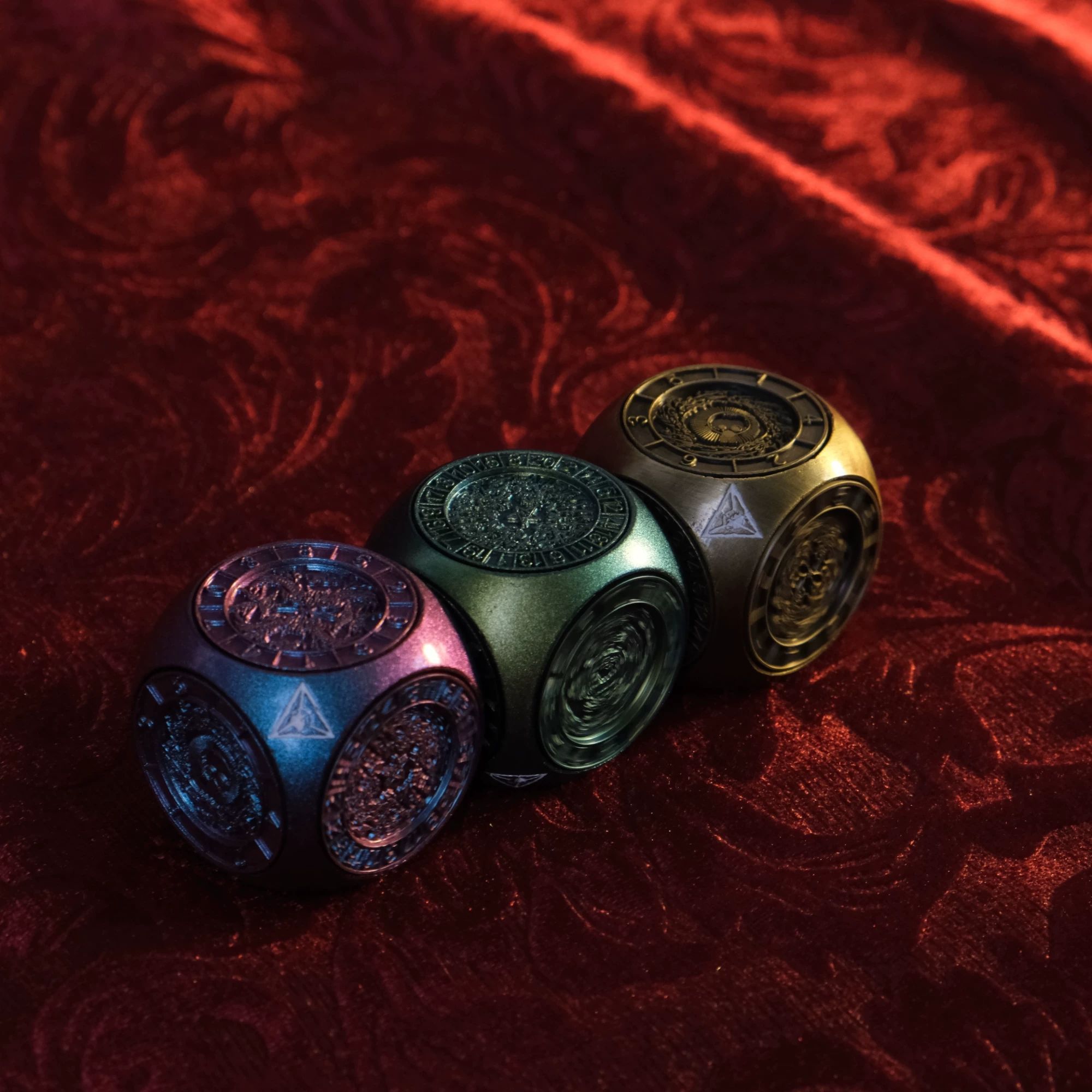 Conjunto de dados de metal com - Vintage Collectible Board Games avaliação e preço